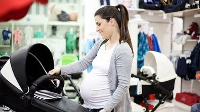 Pregnant woman shopping-min