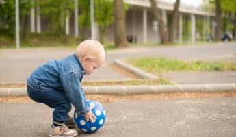 What Age Can a Child Play Outside Unsupervised?