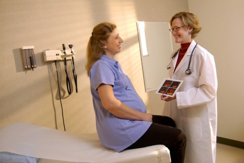 pregnant woman and gynecologist