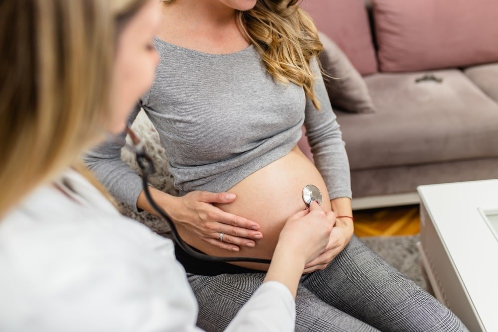 pregnant woman consulting a doctor