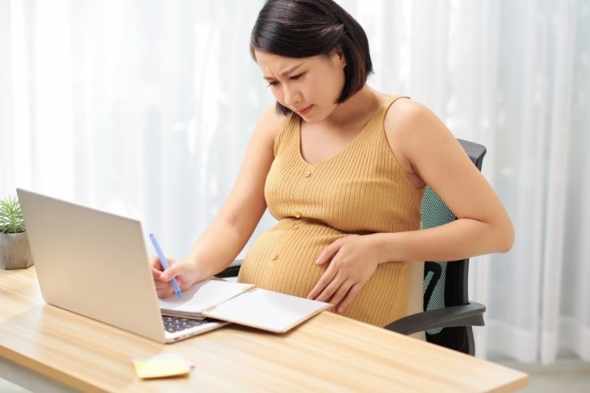 pregnant woman working1