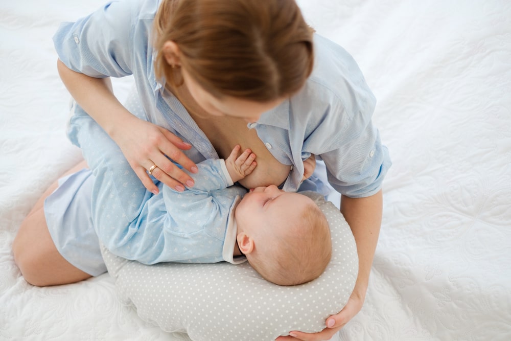 mother breastfeeding baby1