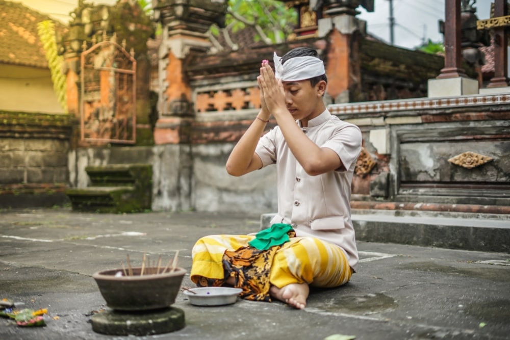 hindu boy praying