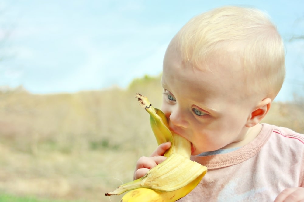 baby eating banana-min