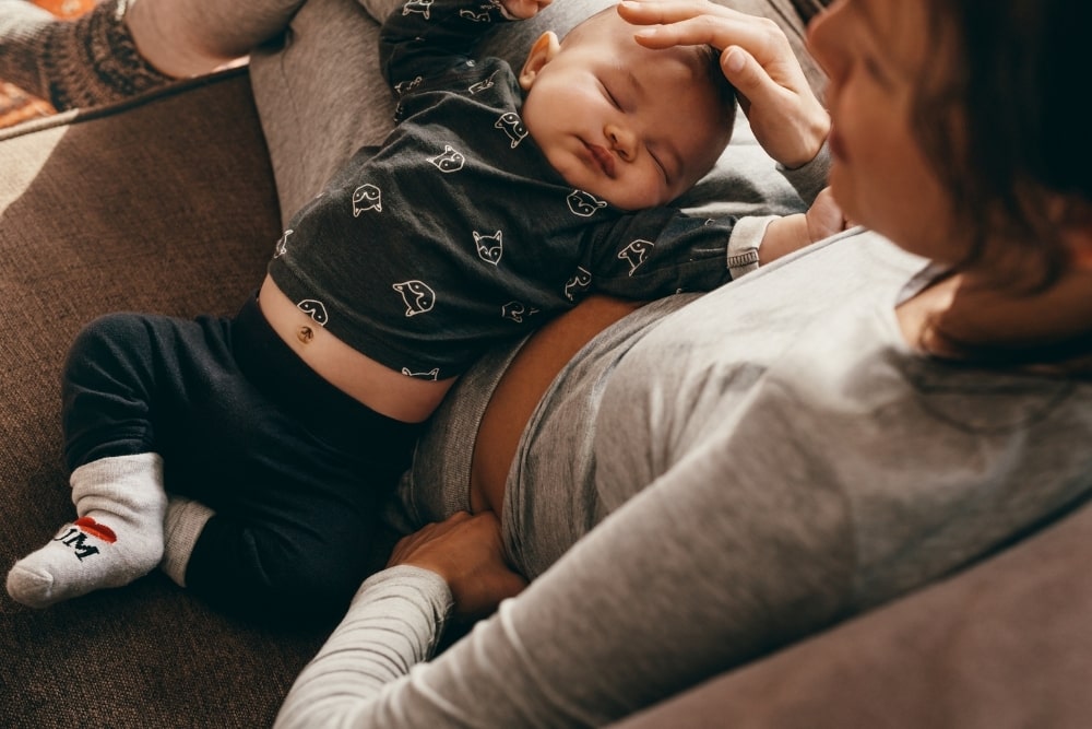 baby sleep with mom in couch